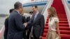 Presiden Suriah Bashar al-Assad dan istrinya Asma disambut setibanya mereka di bandara Hangzhou, China dalam gambar selebaran yang diperoleh Reuters pada 21 September 2023. (Foto: via Reuters)