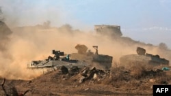 12일 이스라엘이 점령하고 있는 북부 골란고원에 이스라엘 장갑차가 서 있다. 