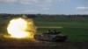 우크라이나군 탱크가 러시아군 진지를 향해 사격하고 있다. (자료사진)