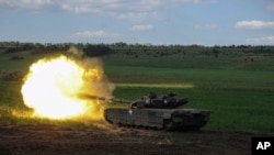 우크라이나군 탱크가 러시아군 진지를 향해 사격하고 있다. (자료사진)