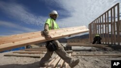 Un trabajadar hispano realiza labores de construcción en California: la recuperación de empleos entre los latinos ha ido en aumento.