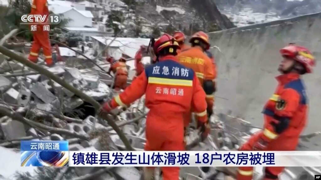 这张图片来自中国中央电视台拍摄的视频片段，2024年1月22日星期一，救援人员在中国西南部云南省凉水村发生山体滑坡后的废墟中搜寻。(CCTV via AP)(photo:VOA)