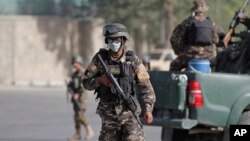 Soldados afganos montan guardia a la entra del palacio presidencial en Kabul, que fue atacado este martes por un comando talibán.
