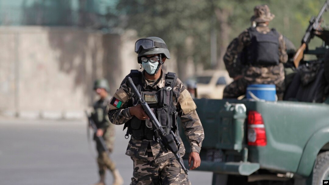 Pasukan keamanan Afghanistan melakukan penjagaan ketat pasca serangan Taliban gagal di dekat Istana Kepresidenan di Kabul (25/6). 