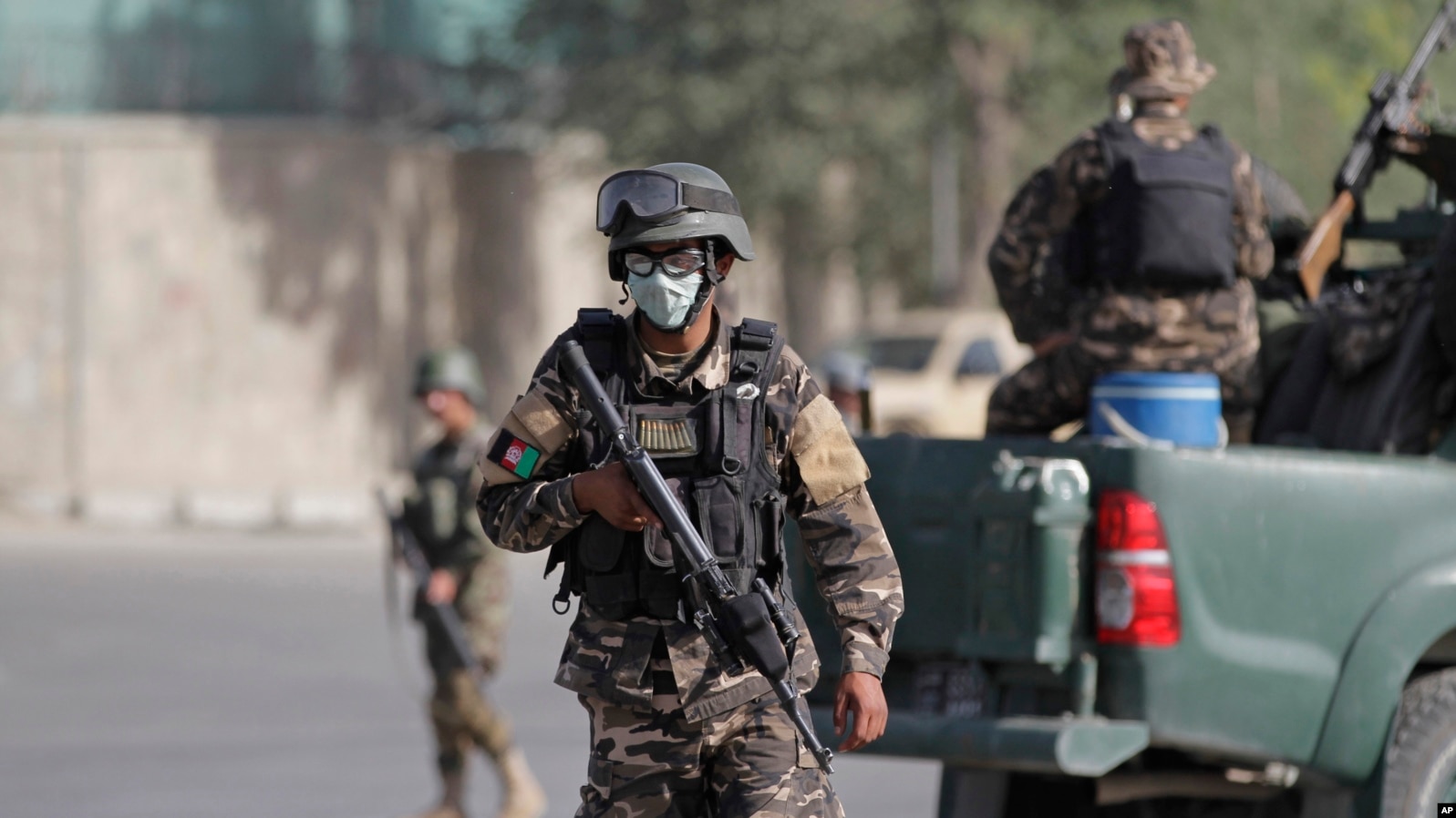 Pasukan keamanan Afghanistan melakukan penjagaan ketat pasca serangan Taliban gagal di dekat Istana Kepresidenan di Kabul (25/6). 