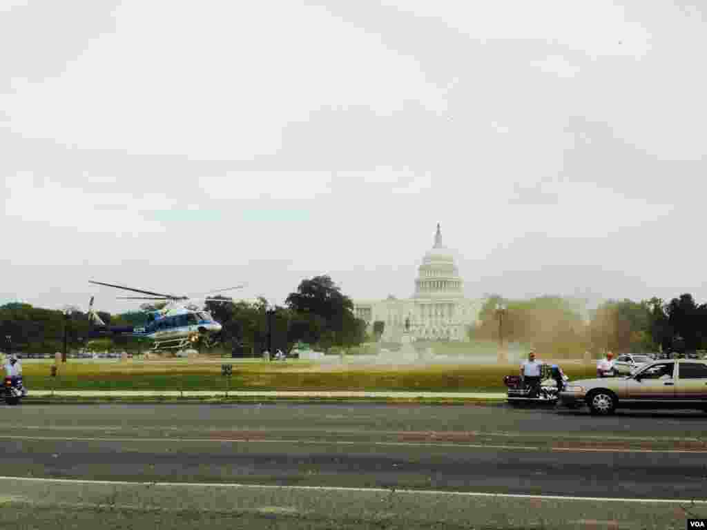 Helikopter polisi di luar gedung Capitol Hill beberapa menit setelah tembakan terdengar di dekat gedung (Diaa Bekheet/VOA).