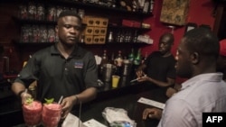 Un barman du Republic Bar & Grill à Accra sert le cocktail Kokroko, une boisson à base de Sobolo et d'Akpeteshie, le 10 décembre 2018.