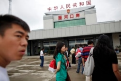 지난 2011년 중국인 관광객들이 지린성 훈춘시 두만강 유역 북한 접경 출입국사무소에 도착했다. (자료사진)