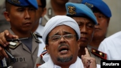 Habib Rizieq, saat berbicara pada polisi ketika tiba di markas besar Kepolisian di Jakarta, 1 Februari 2017.