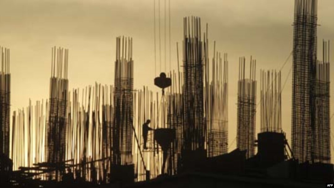 Công nhân làm việc tại một công trường xây dựng ở Hà Nội.