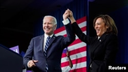 O presidente dos EUA, Joe Biden, e a vice-presidente Kamala Harris discursam na reunião de inverno do DNC 2023 em Filadélfia, Pensilvânia