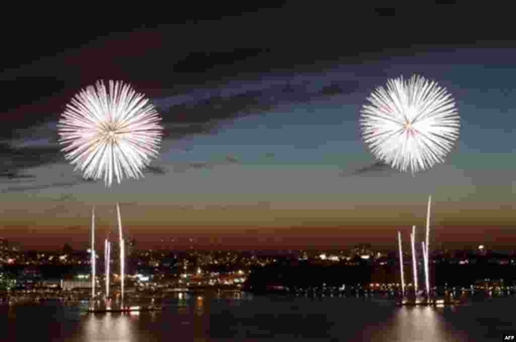 Fireworks are launched from barges in the Hudson River in New York, Monday, July 4, 2011. (AP Photo/Seth Wenig)