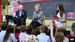 Hillary Clinton leyendo con niños hispanos en la campaña Pequeños y Valiosos