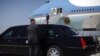 Un agente del Servicio Secreto abre la puerta de la limosina mientras el presidente Barack Obama arriba al aeropuerto de Cleveland.