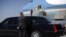 Un agente del Servicio Secreto abre la puerta de la limosina mientras el presidente Barack Obama arriba al aeropuerto de Cleveland.