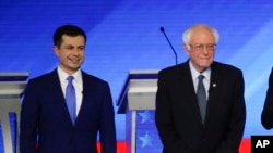 Pete Buttigieg et Bernie Sanders lors du débat démocrate à Manchester dans le New Hampshire le 7 février 2020.