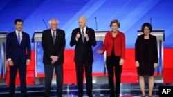 Para kandidat Capres Partai Demokrat dalam debat di Saint Anselm College, New Hampshire (7/2) lalu. Dari kiri: Pete Buttigieg, Bernie Sanders, Joe Biden, Elizabeth Warren, dan Amy Klobuchar. 