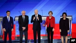 Kandida Demokrat yo: Pete Buttigieg, Sen. Bernie Sanders, Joe Biden, Elizabeth Warren, ak Amy Klobuchar, pandan deba yo nan inivèsite Saint Anselm nan Manchester, New Hampshire, 7 fevriye 2020. 