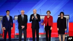 From left, Democratic presidential candidates Pete Buttigieg, Sen. Bernie Sanders, Joe Biden, Elizabeth Warren, and Amy Klobuchar, are seen ahead of their primary debate at Saint Anselm College in Manchester, New Hampshire, Feb. 7, 2020. 