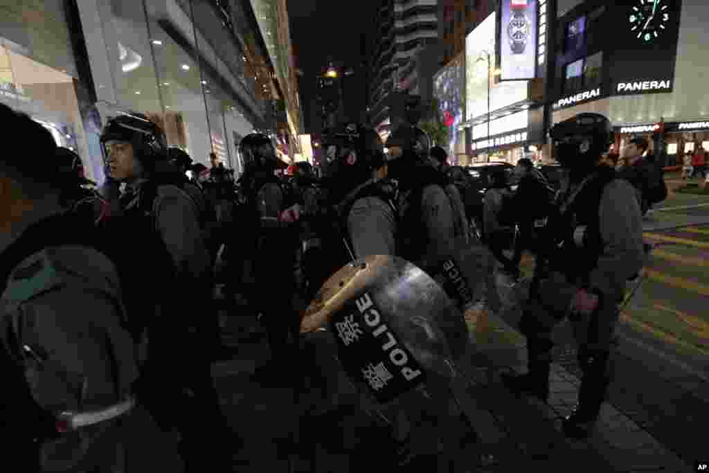 En diversos puntos de la ciudad, las fuerzas de seguridad se mantenían atentas para responder a cualquier señal de disturbio.