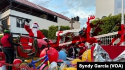 Santa Claus llega a las afueras de la iglesia Dulces Nombres en Copándaro del Cuatro, en Michoacán, México.