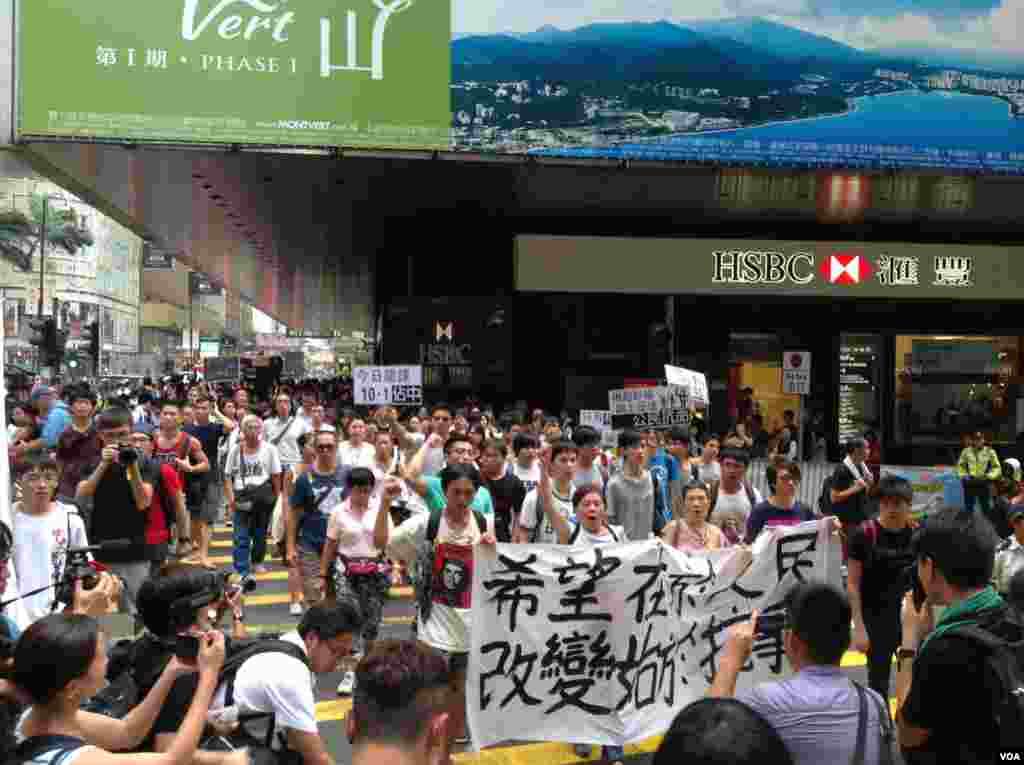 香港学联大专界罢课星期三继续在添马公园举行（美国之音图片／海彦拍摄）