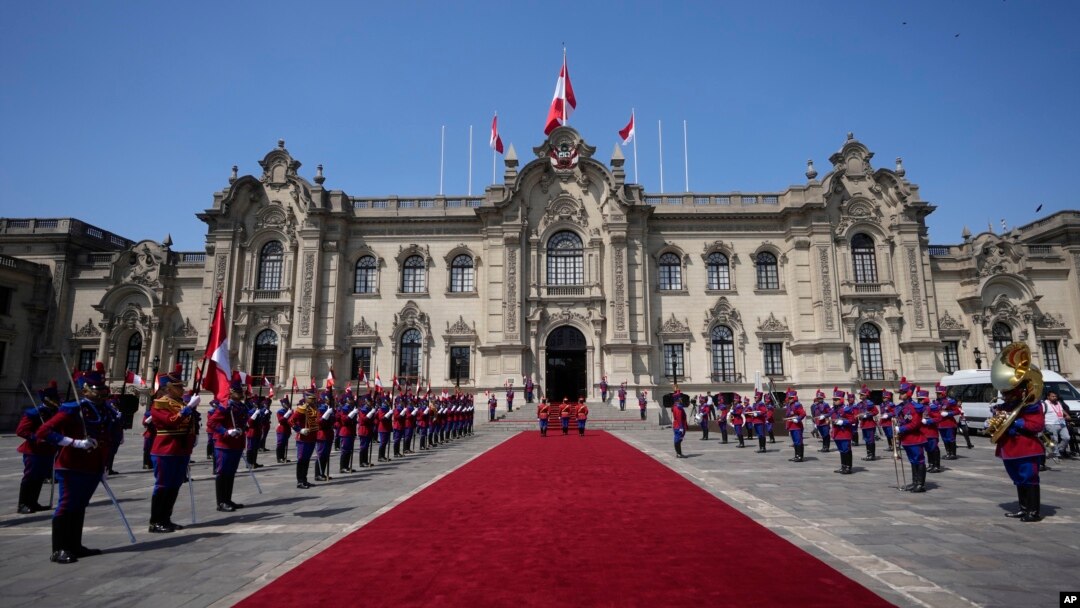 Yon gad d one Peruvyen kanpe an fomasyon pandan seremoni d akey pou lide kap asiste some APEC la nan Lima, Pewou, 14 Nov. 2024.