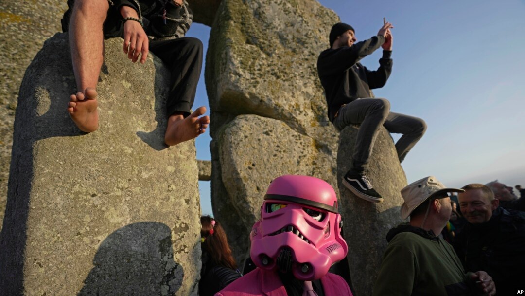 ARCHIVO_Los juerguistas se reúnen en el antiguo círculo de piedras de Stonehenge para celebrar el solsticio de verano, el día más largo del año, cerca de Salisbury, Inglaterra, el miércoles 21 de junio de 2023.