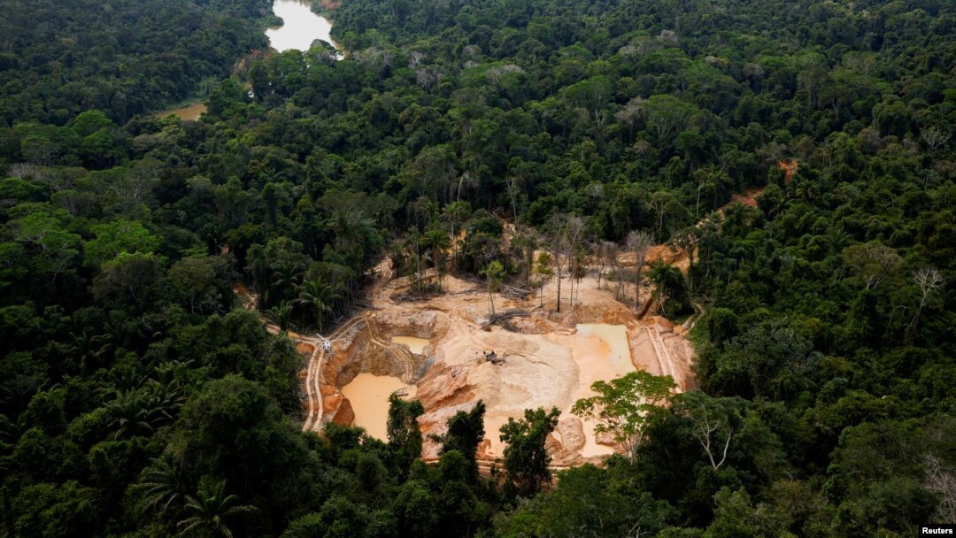 ARCHIVO - Un helicóptero del IBAMA visto en las proximidades del río Uraricoera, en el estado de Roraima, durante una operación contra la minería ilegal, en febrero de 2023.