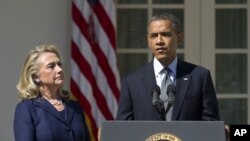 Presiden Obama (kanan) dan Hillary Clinton (kiri) yang sat itu menjabat sebagai Menteri Luar Negeri AS, di Gedung Putih, 12 September 2012 (Foto: dok).