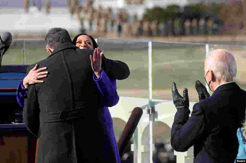 La vicepresidenta Kamala Harris abraza a su esposo Doug Emhoff despu&#233;s de prestar juramento durante la toma de posesi&#243;n de Joe Biden en Washington, Estados Unidos, 20 de enero de 2021.
