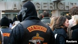 Anggota geng sepeda motor 'Bandidos' menunggu di depan pengadilan di Muenster pada 17 Desember 2007. Pemerintah Denmark pada Rabu (10/4) mengatakan pihaknya menginginkan pengadilan membubarkan cabang klub motor Bandidos di Denmark. (Foto: Reuters)