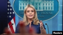 026년 4월 8일, 미국 워싱턴 D.C. 백악관 제임스 S. 브레이디 브리핑룸에서 캐롤라인 레빗 백악관 대변인이 언론 브리핑 중 기자들의 질문에 답변하고 있다.