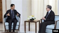 Dubes AS untuk Suriah, Robert Ford (kanan) saat bertemu Presiden Bashar Assad di Damaskus (foto: dok).