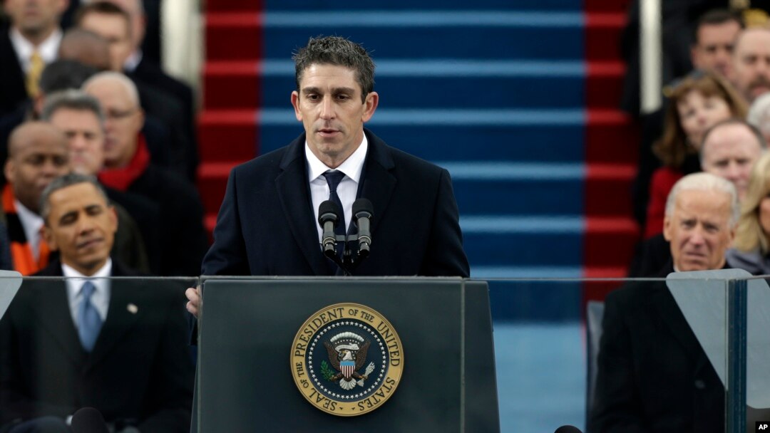 El poeta Richard Blanco recita durante la segunda juramentación del presidente Barack Obama.