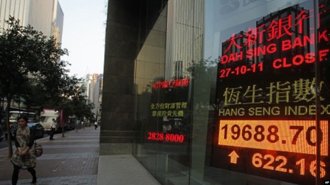 Layar yang menampilkan angka indeks Hang Seng di Hong Kong (foto: dok 2011)