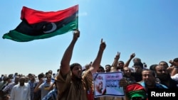 Người biểu tình tham dự đám tang của nhà hoạt động Abdelsalam al-Mosmary tại Benghazi, 27/7/2013