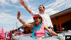 ARCHIVO - En esta foto de archivo del 22 de octubre de 2006, Daniel Ortega y su esposa Rosario Murillo saludan a sus simpatizantes durante un mitin de campaña en Granada, Nicaragua. Foto AP/Esteban Félix.