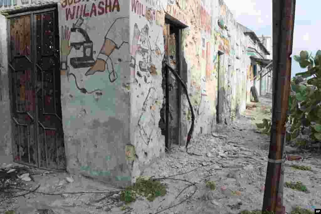 A former medical business lies in ruins in the Somali capital. (VOA - P. Heinlein)
