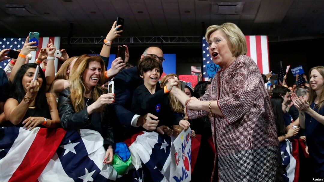 Umukandida w'Umudemokrate, Hillary Clinton ariko aramutsa abamushigikiye muri Reta ya New York, kw'italiki 20 z'ukwezi kwa kane, umwaka w'i 2016