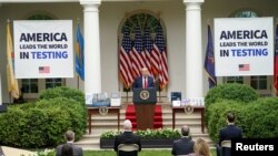 ARCHIVO - El presidente Donald Trump se dirige a la prensa acreditada durante una conferencia de prensa en el Jardín de las Rosas de la Casa Blanca, en Washington DC.