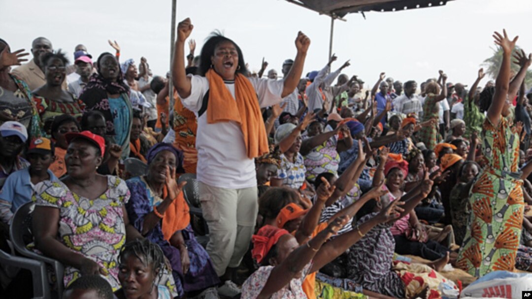 Opposition supporters react to an announcement that the parliamentary elections set for July 21 will be pushed back, during an opposition rally to protest the start of campaigning, in Lome, Togo, July 6, 2013. 