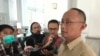 Direktur medik dan Perawatan RSHS, dr. Nucki Nursjamsi, berbicara kepada wartawan. (VOA/Rio Tuasikal)