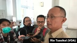 Direktur medik dan Perawatan RSHS, dr. Nucki Nursjamsi, berbicara kepada wartawan. (VOA/Rio Tuasikal)