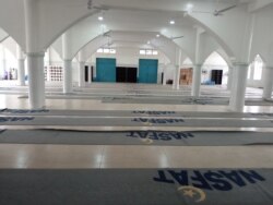 The auditorium at NASFAT mosque sits empty because of the coronavirus lockdown, in Abuja, Nigeria, April 19, 2020. (Timothy Obiezu/VOA)