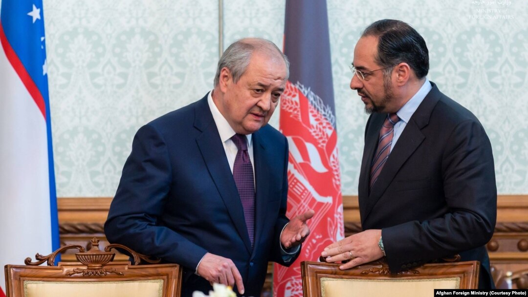 O'zbekiston Tashqi ishlar vaziri Abdulaziz Komilov (chapda) Afg'oniston Tashqi ishlar vaziri Salohiddin Rabboniy bilan
