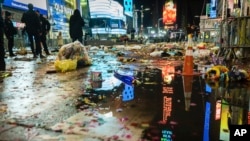 La plaza de Times Square en Nueva York después de las celebraciones del Año Nuevo en la madrugada del 1 de enero de 2023 (AP Photo/Stefan Jeremiah)