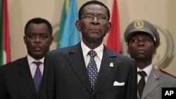 Tổng thống Teodoro Obiang của Guinea Xích Đạo (giữa) bị tố cáo là tham nhũng, đã để nhân dân sống trong nghèo khó mặc dầu nước này có nguồn dầu hỏa phong phú