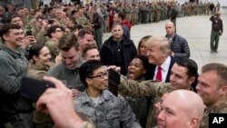 Presiden AS Donald Trump dan ibu negara Melania Trump, saat mengunjungi pasukan AS di pangkalan udara Ramstein, Jerman (foto: dok).