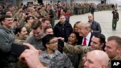 지난 2018년 12월 독일을 방문한 도널드 트럼프 미국 대통령 부부가 람슈타인 공군지에서 주독미군들을 격려했다.